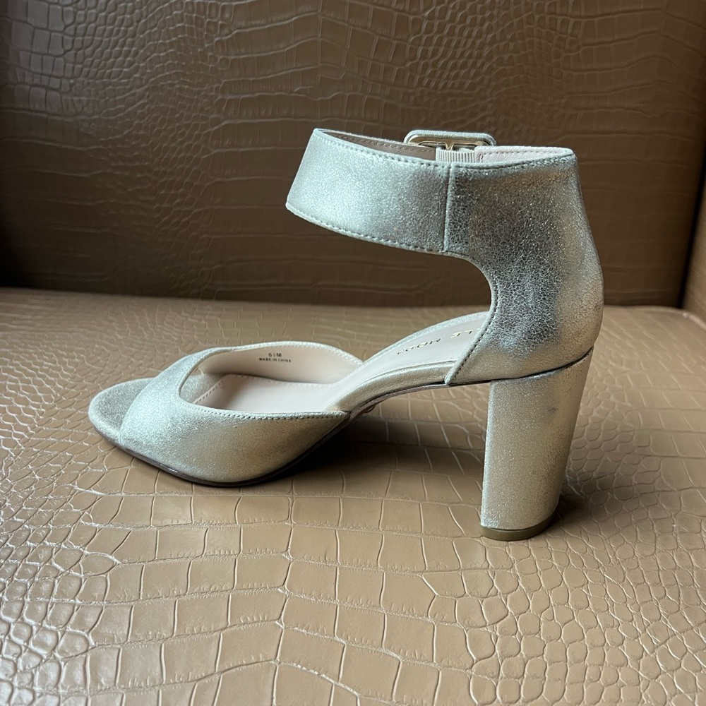 Pelle Moda Metalic Platinum Gold Women's Dressy Sandal Size 5.5 M 3” Heel. - Picture 6 of 7